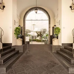 Palazzo Caracciolo **** Napoli